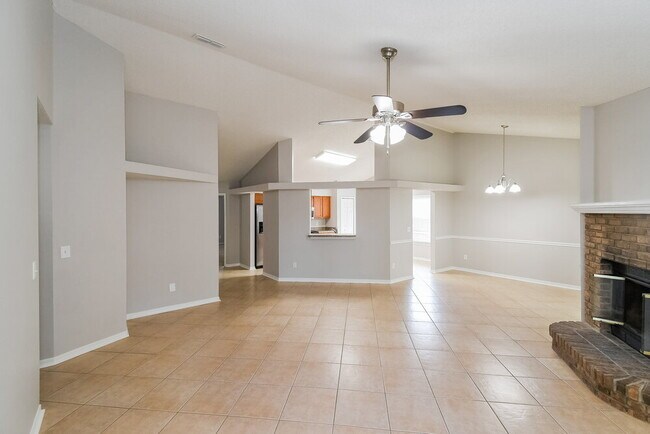 Foto del edificio - 8647 Charlesgate Cir N