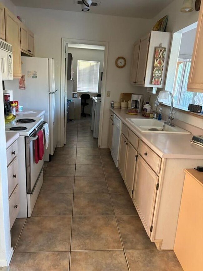 Building Photo - AZ Living Spacious 2 bed/2 bath in 55+ gat...