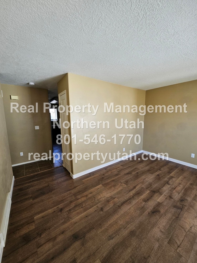 Building Photo - Stunning 4 Bedroom 3 Bath Syracuse Home