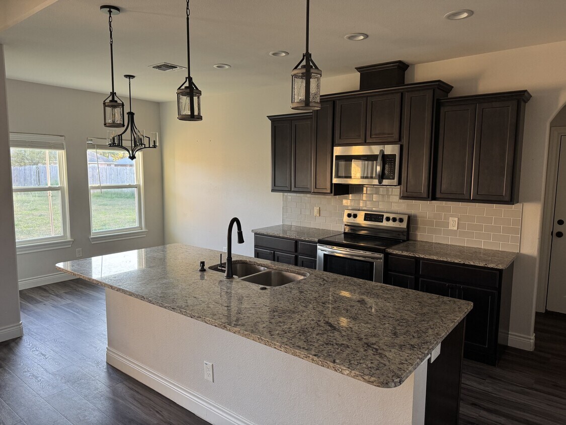 Building Photo - 307 Blue Jay Loop