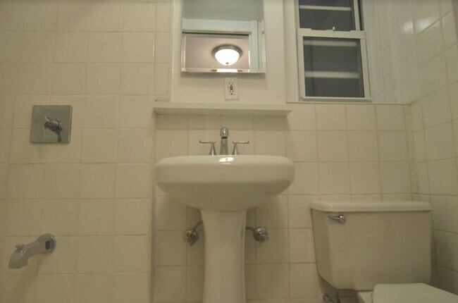 Foto del edificio - 407 W 49th St