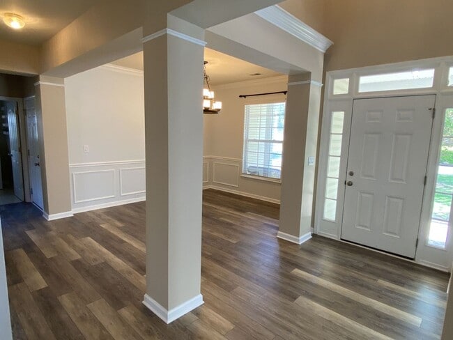 Foto del edificio - Large 6 Bedroom, 3 Bath house in Pineville