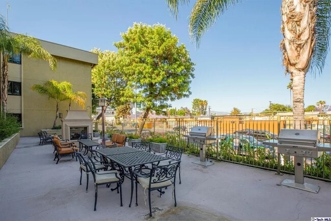 Outdoor Common Area - 5009 Woodman Ave