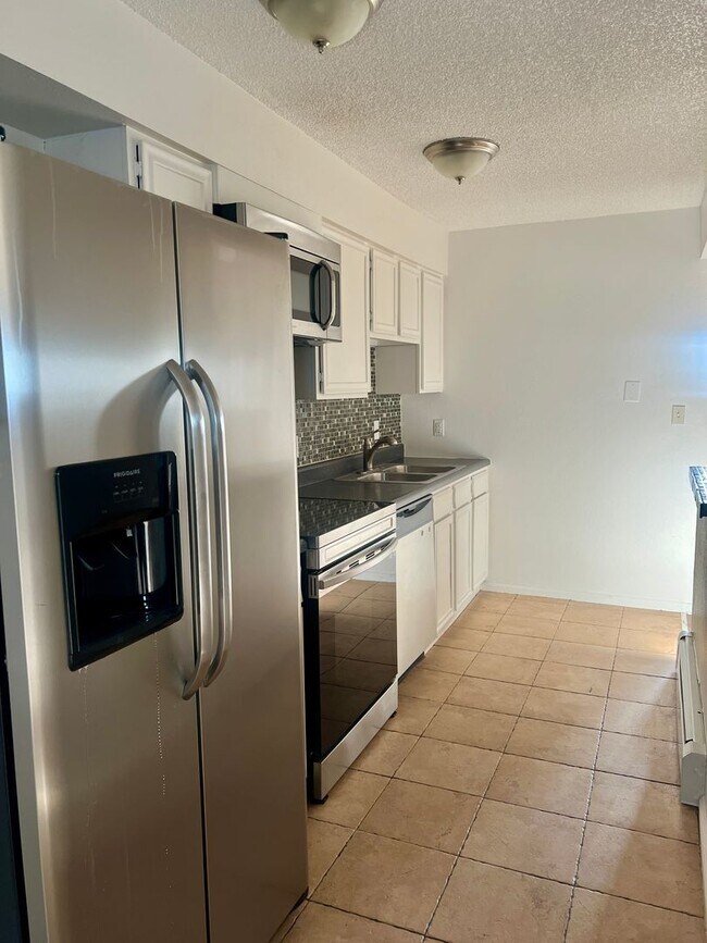Building Photo - 1 bed Condo Available in SouthWest Denver! Top Floor!