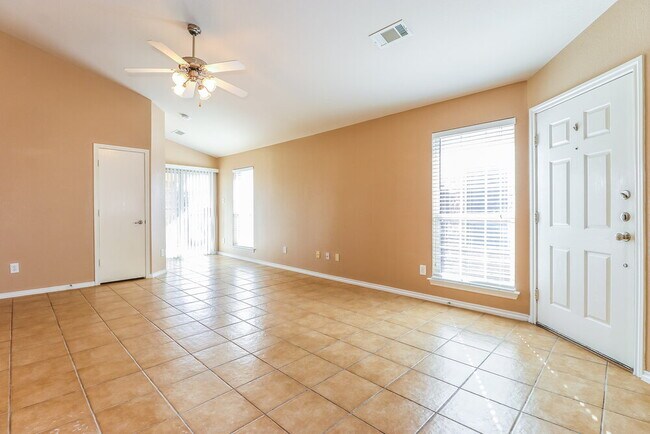 Foto del edificio - 6440 Regina Dr