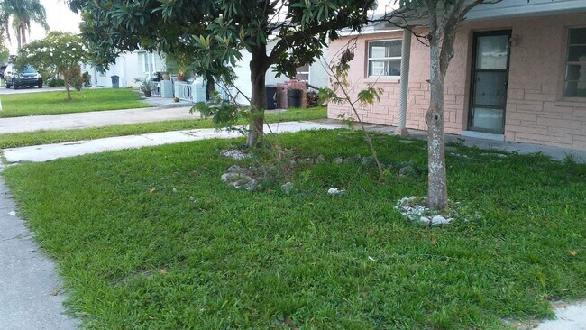 Building Photo - Must See -  3-bedroom, 1-bath single family home with fenced in yard in Port Richey