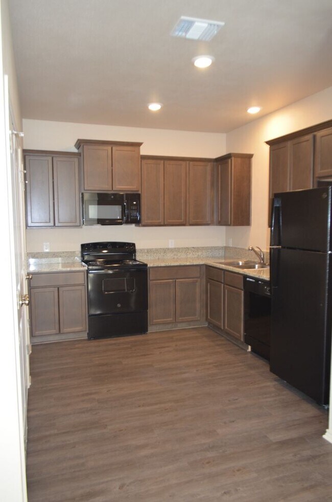 Building Photo - 1713 Clovis Dr