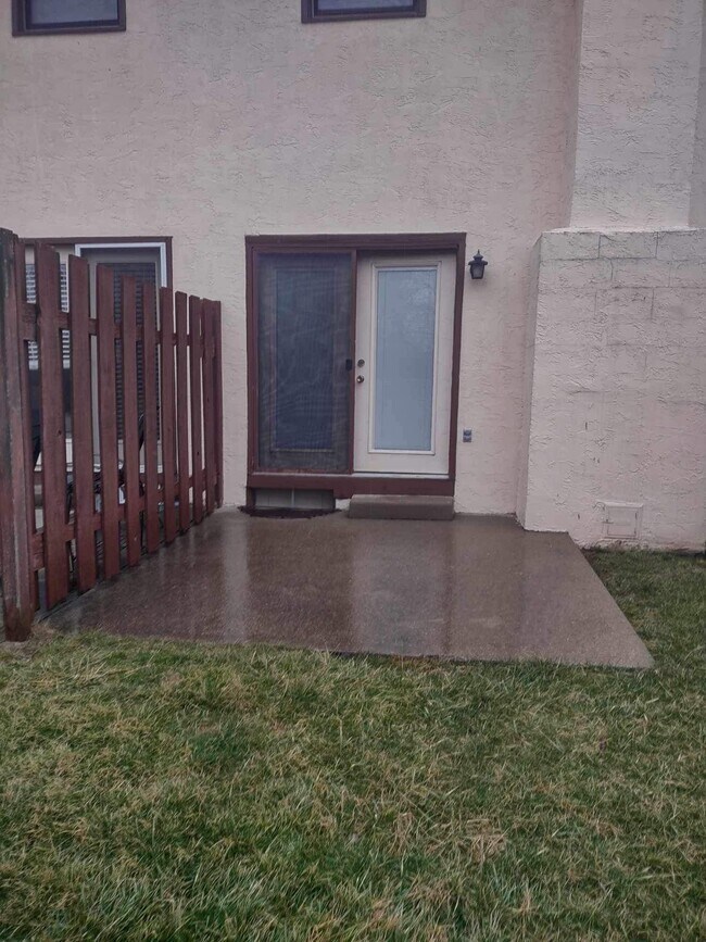 Building Photo - 3246 Parkview Cir