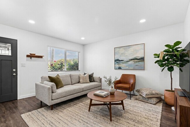Foto del edificio - Renovated Hayward Home: Central AC, Garage, and Modern Upgrades