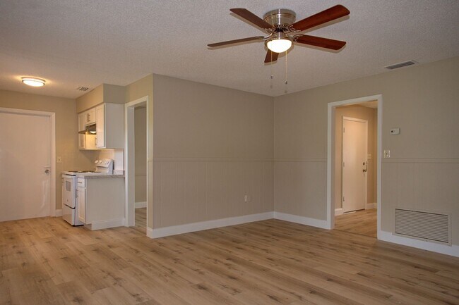 Foto del edificio - 4 bedroom 2 bath  single-family home in Co...