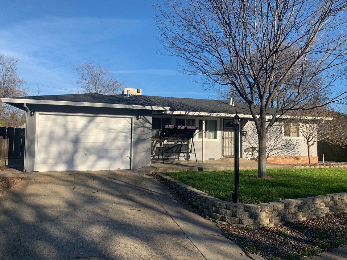 Foto principal - 3 Bedroom, 2 bath home in Chico, Just off ...