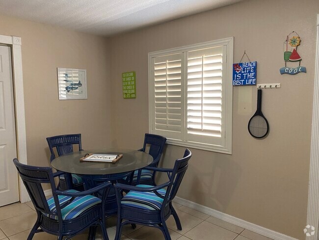 Dining area Seating - 228 Jackson Ave