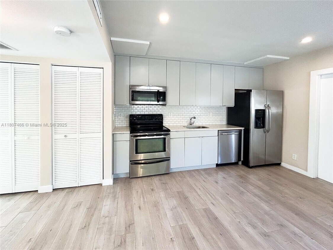 Foto principal - 2400 NE 26th St