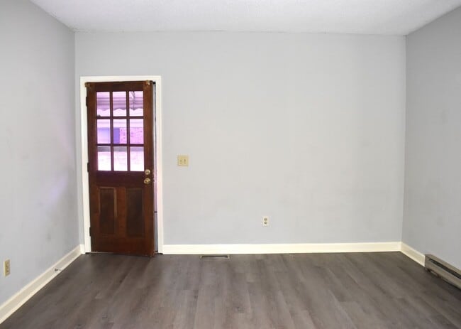 Building Photo - Newly Renovated 1 Bed/1 Bath Quadplex in C...