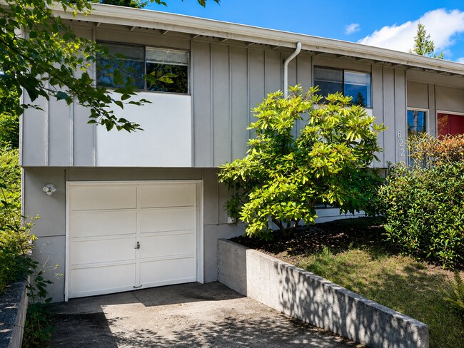 Foto del edificio - Beautiful Split-Level Home with Fireplace, Deck, Garage, and EV Charger