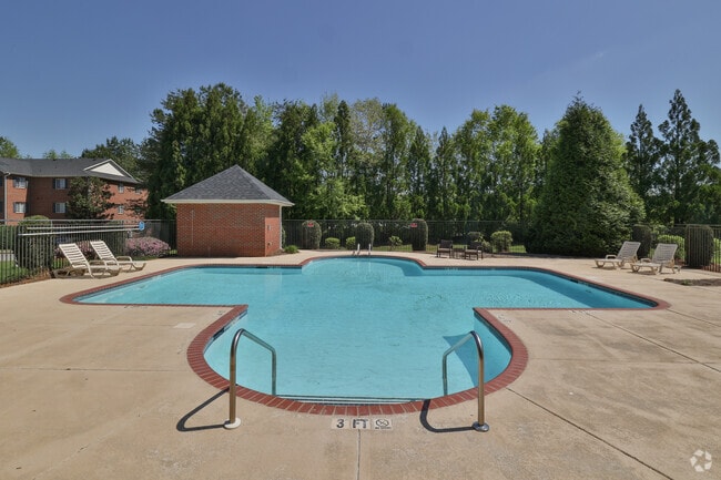 Building Photo - The Hamptons Apartments