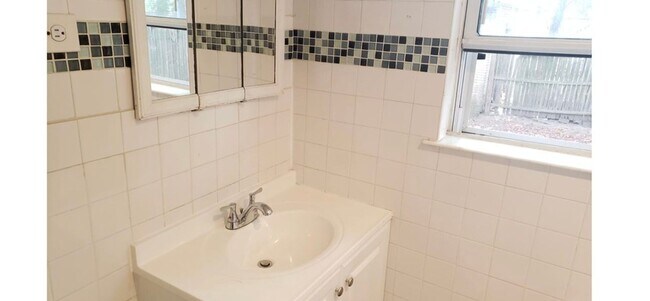 Building Photo - Brookline 6-Bed/3-Bath with Laundry in Unit