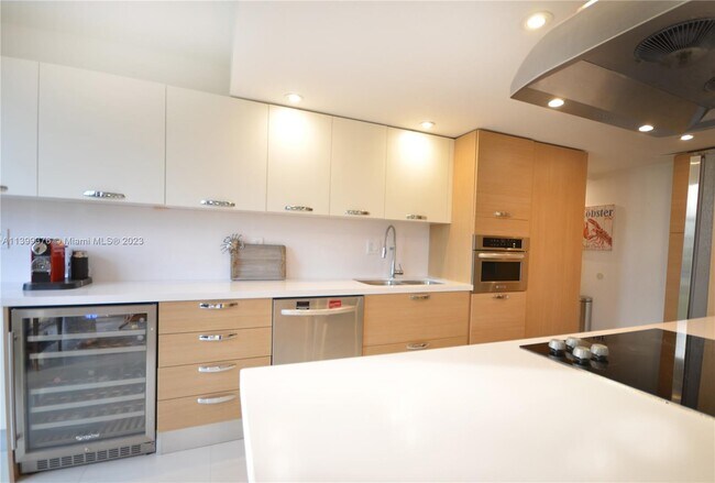 Building Photo - 1121 Crandon Blvd