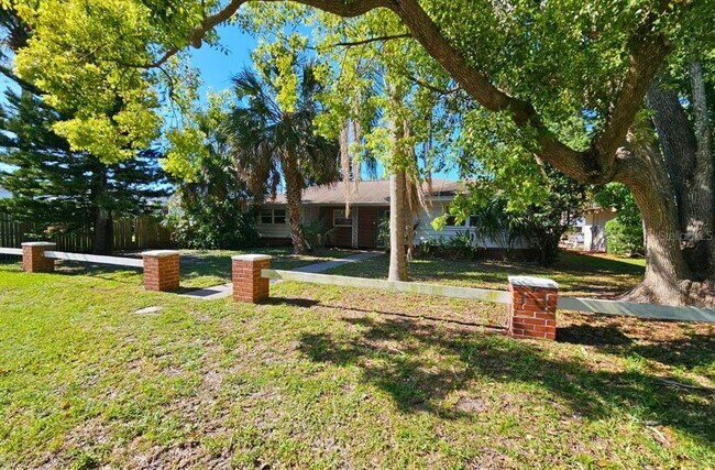 Building Photo - 5311 Luna Vista Dr