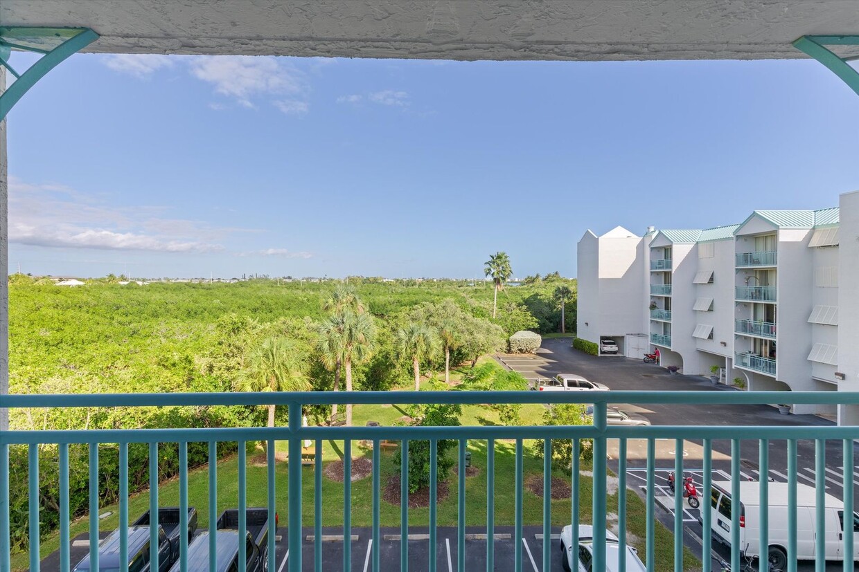 Foto principal - Spacious 2BR/2BA in Salt Ponds Condo – Unf...