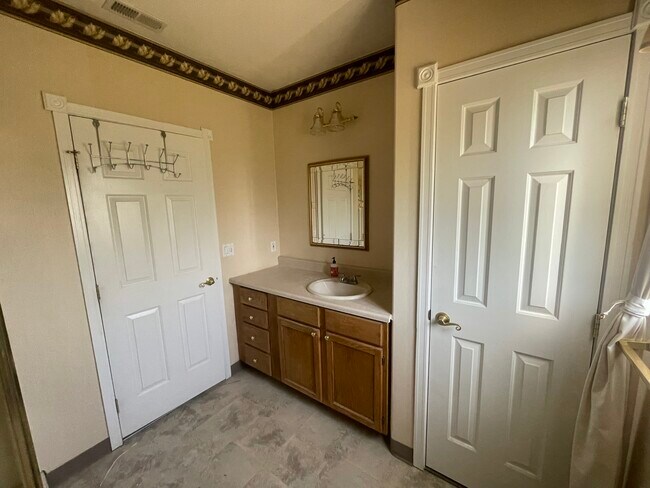 Building Photo - 222 W Golden Eagle Cir