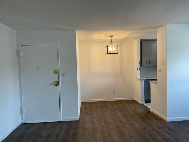 Entrance - 7A Hemlock Dr