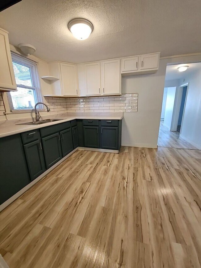 Building Photo - Newly Renovated 3 Bedroom 2 Bath House in ...