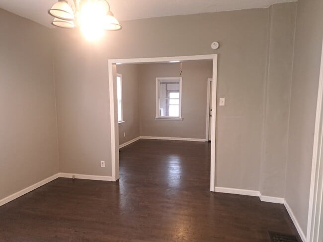 Building Photo - 307 W Hyde Park Ave