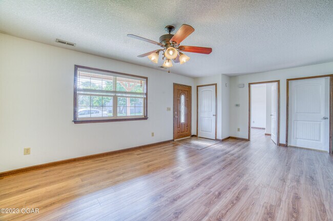 Building Photo - 710 S Hall St