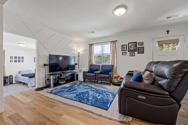 Foto del edificio - Now Showing for August 6th Move-In