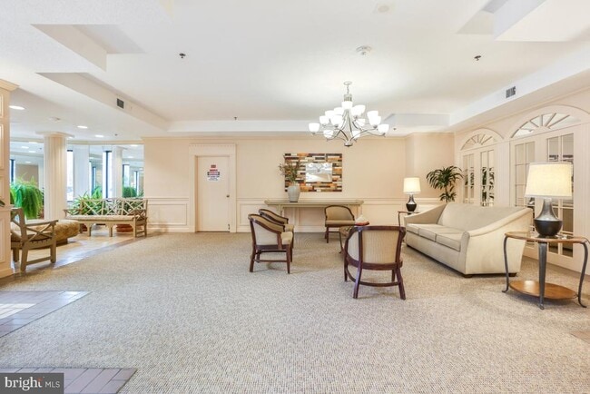Building Photo - 15100 Interlachen Dr