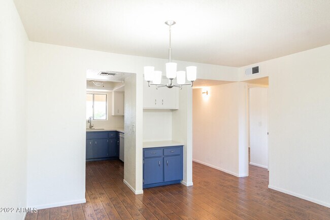 Building Photo - 4050 E Cactus Rd