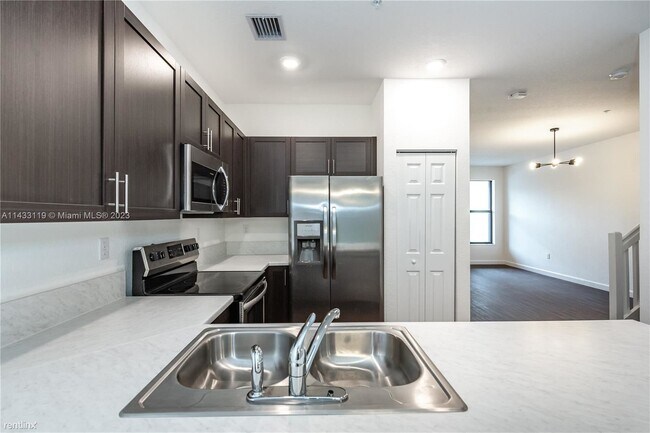 Building Photo - 3 br, 2.5 bath Townhome - 176 SW 185th Way