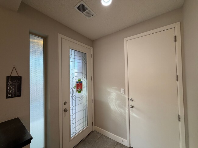 Building Photo - 3 Bedroom Townhome Near Juan Tabo Blvd SE & Four Hills!