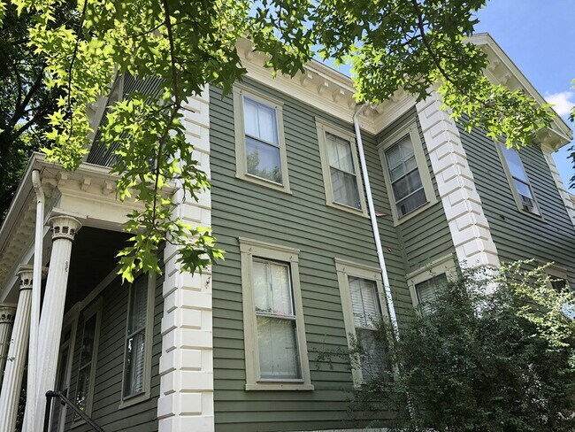 Foto del edificio - Beautiful 3 Bedroom 1 Bath Apartment in Crown Hill