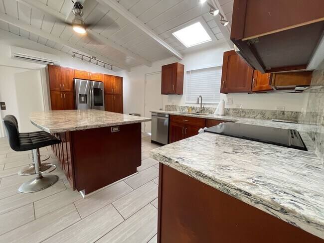 Building Photo - Pacific Palisades - 4 bed, 1.5 bath Single...