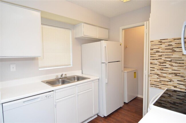 Building Photo - 8630 Mallard Reserve Dr