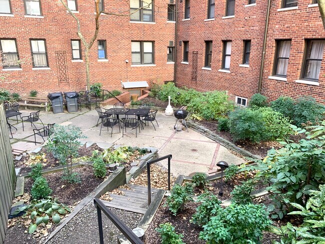 Courtyard - 2515 K St NW