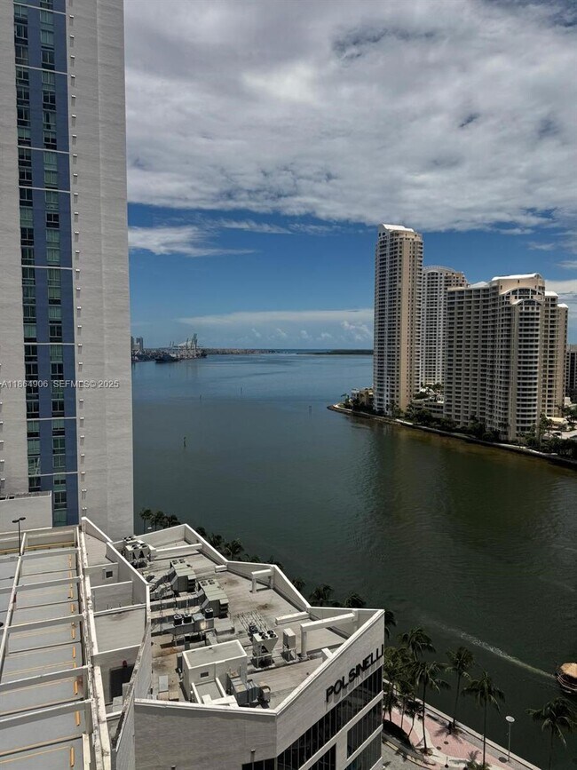 Foto del edificio - 300 S Biscayne Blvd