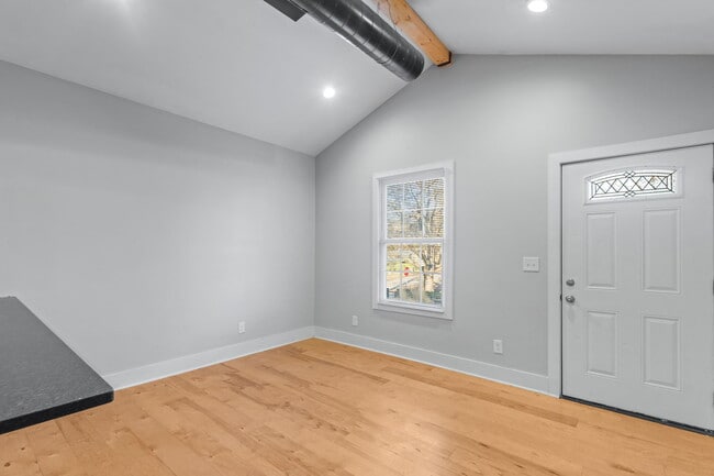 Building Photo - 944 Brent St