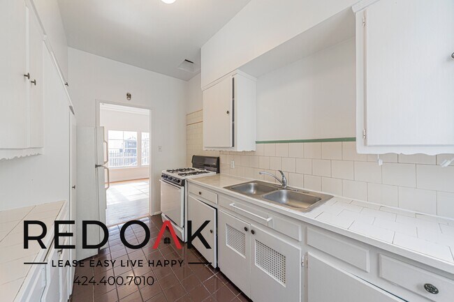 Building Photo - 905 1/2 S Kenmore Ave-905 1/2