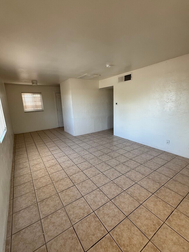 Building Photo - 530 E Linden St