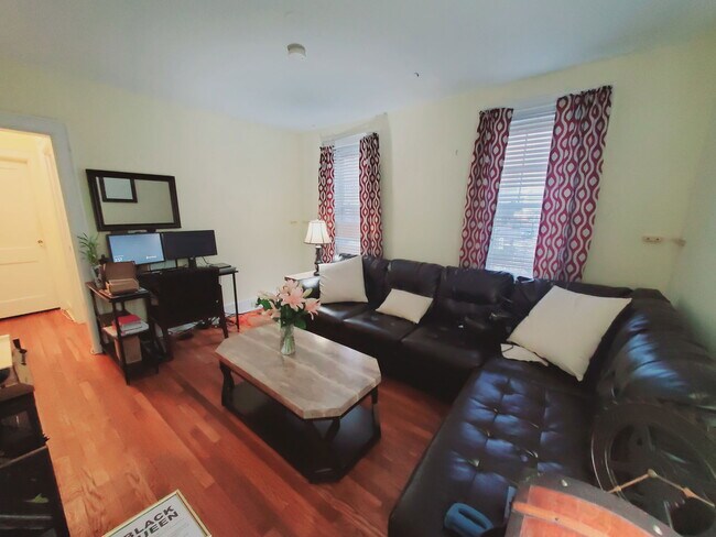 Foto del edificio - 641 Summer St