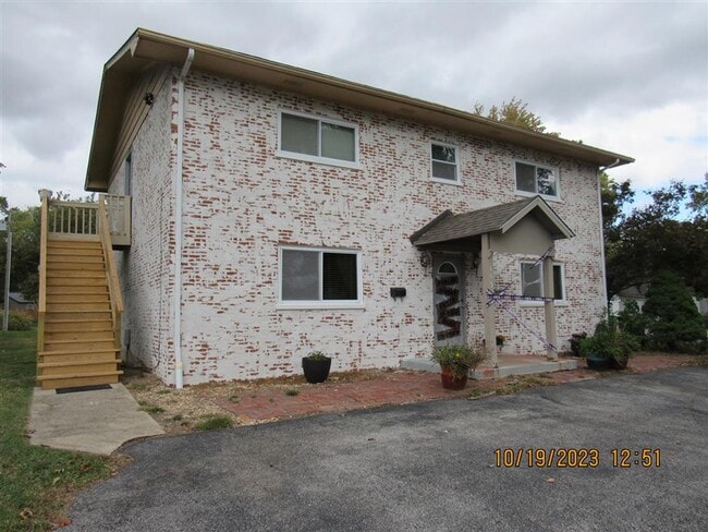 Building Photo - 113 E Apple St