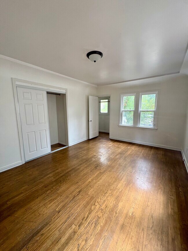 Dormitorio 1 + armarios - 8512 Saturn St
