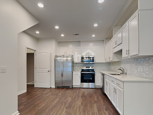 Foto del edificio - 60 Rhett Ln