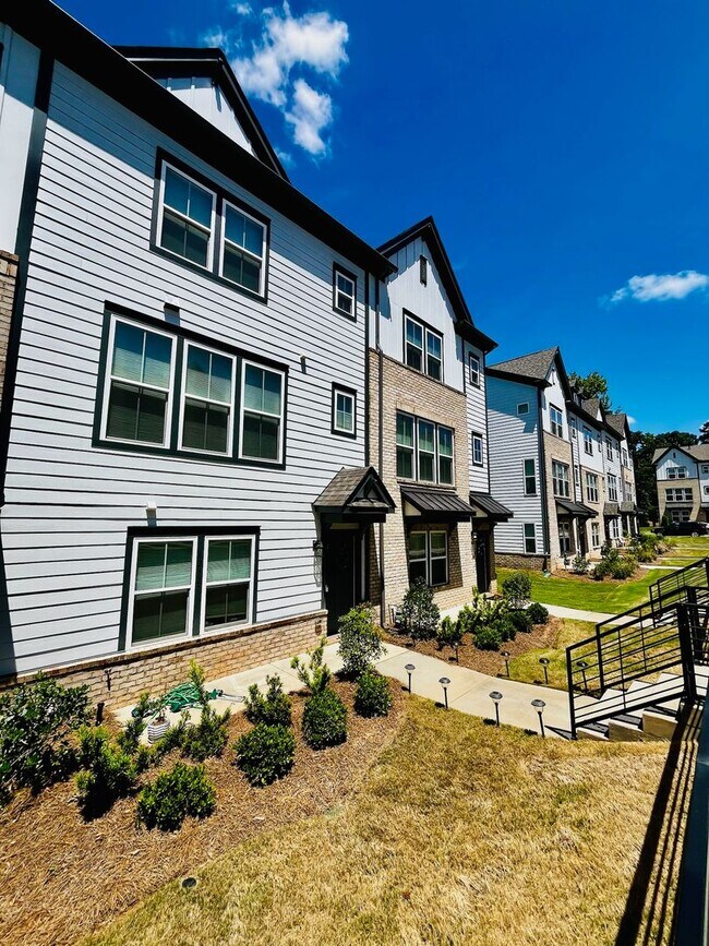 Foto del edificio - Beautiful 4BR Townhouse in Ballantyne