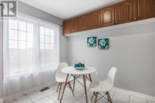 Photo du bâtiment - 250 Richvale Dr S