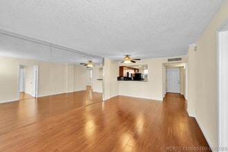 Building Photo - 118 Royal Pk Dr