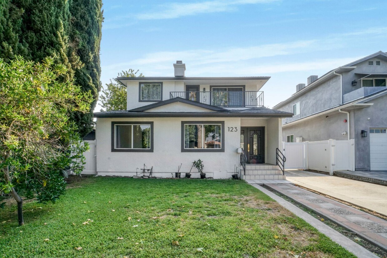Primary Photo - 5 Bedroom Home for Rent in Burbank!